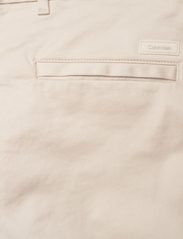 Calvin Klein - SATEEN STRETCH SLIM CHINO - chino püksid - stony beige - 6
