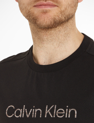 Calvin Klein - SPACE DYE LOGO MOD COMF T-SHIRT - krótki rękaw - ck black - 4