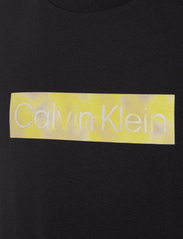 Calvin Klein - CAMO RAISED BOX LOGO COMFORT TEE - lyhythihaiset - ck black - 5