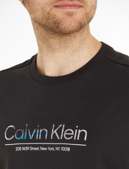 Calvin Klein - GLITCH LOGO MODERN COMFORT TEE - lyhythihaiset - ck black - 4