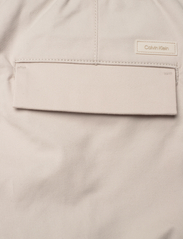 Calvin Klein - MODERN TWILL TAPERED PLEAT - chinos - stony beige - 4
