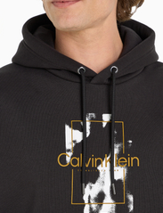 Calvin Klein - CAMO LOGO HOODIE - džemperi ar kapuci - ck black - 3
