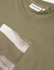 Calvin Klein - DIFFUSED GRAPHIC T-SHIRT - kortärmade t-shirts - delta green - 2