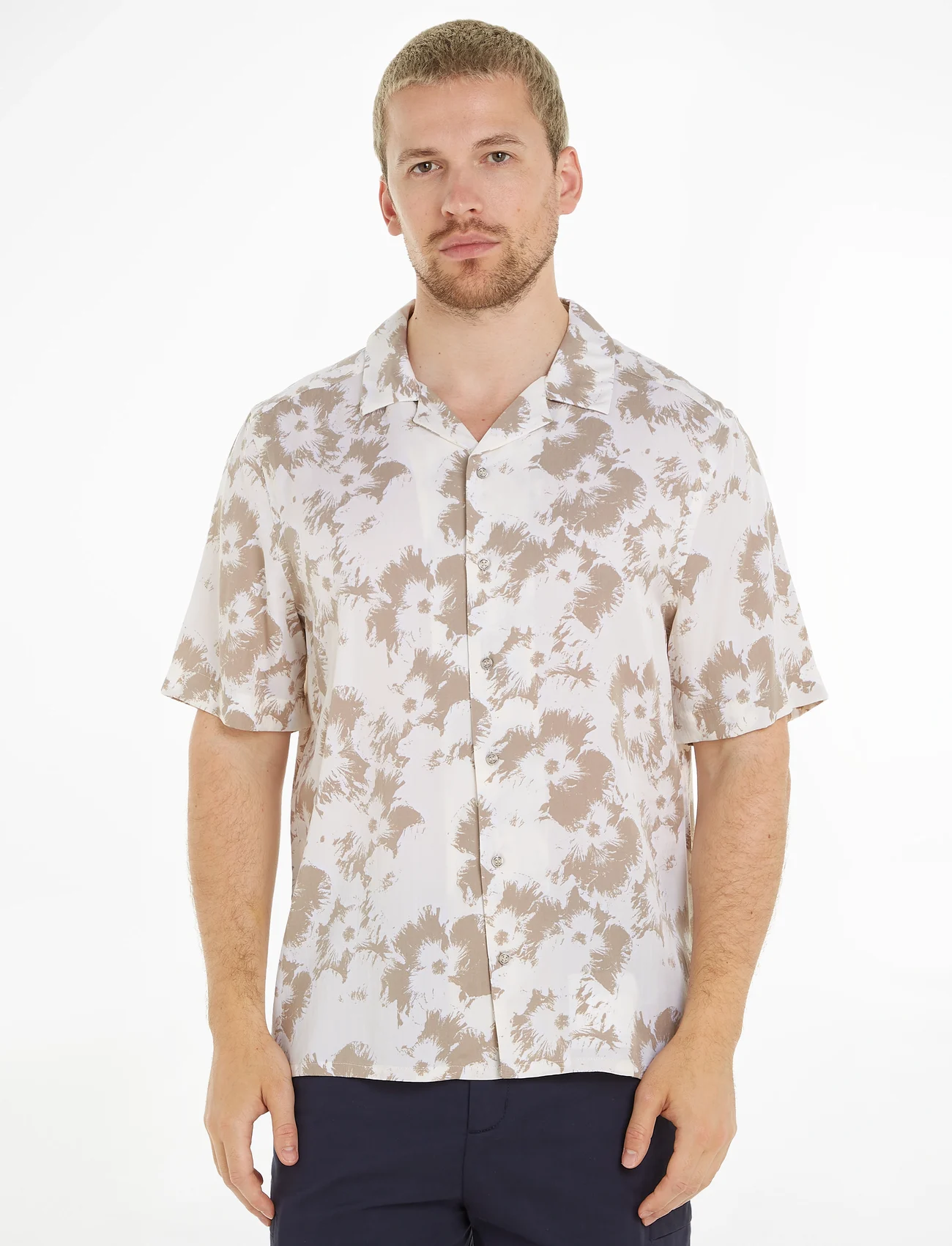 Calvin Klein - VISCOSE FLOWER AOP S/S SHIRT - short-sleeved shirts - egret / fresh clay flowers - 1
