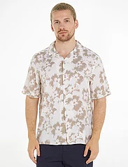 Calvin Klein - VISCOSE FLOWER AOP S/S SHIRT - kortärmade skjortor - egret / fresh clay flowers - 1