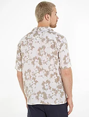 Calvin Klein - VISCOSE FLOWER AOP S/S SHIRT - kortärmade skjortor - egret / fresh clay flowers - 2