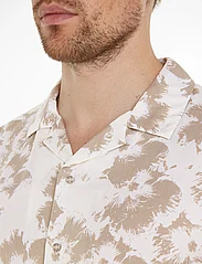 Calvin Klein - VISCOSE FLOWER AOP S/S SHIRT - short-sleeved shirts - egret / fresh clay flowers - 3