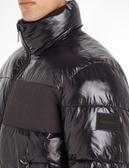 Calvin Klein - GLOSSY HIGH SHINE QUILT JACKET - winter jackets - ck black - 3
