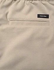 Calvin Klein - COMFORT KNIT TAPERED PANT - casual broeken - stony beige - 4