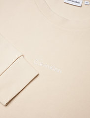 Calvin Klein - INCLUSIVE MICRO LOGO ESS SWTSHRT - sweatshirts & hættetrøjer - tuscan beige - 2