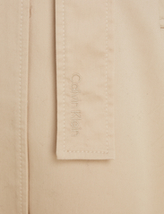 Calvin Klein - ESSENTIAL TRENCH COAT - vårjakker - white clay - 10