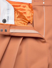 Calvin Klein - WOOL TWILL PLEATED STRAIGHT PANT - ballīšu apģērbs par outlet cenām - pale terracotta - 3