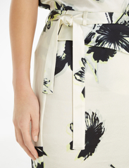 Calvin Klein - MODERN FLORAL SKIRT - midi skirts - modern floral / vanilla ice - 6
