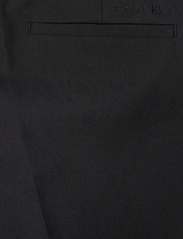 Calvin Klein - STRETCH GABARDINE SLIM CROPPED - kitsalõikelised püksid - ck black - 6