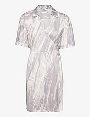 Calvin Klein - SHINE VISCOSE WRAP DRESS - skjortekjoler - brushstroke fade / lilac dusk - 0