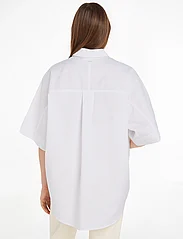 Calvin Klein - OVERSIZE SS COTTON SHIRT - pikkade varrukatega särgid - bright white - 2