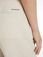 Calvin Klein - LINEN TAILORED SHORTS - casual shorts - peyote - 3