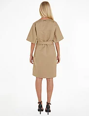 Calvin Klein - COTTON LINEN BELTED SHIFT DRESS - omlottklänning - dune - 2