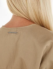Calvin Klein - COTTON LINEN BELTED SHIFT DRESS - omlottklänning - dune - 3