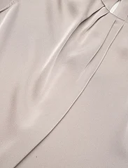 Calvin Klein - SHINY SATIN FLUID NS BLOUSE - blūzes bez piedurknēm - sand pebble - 2