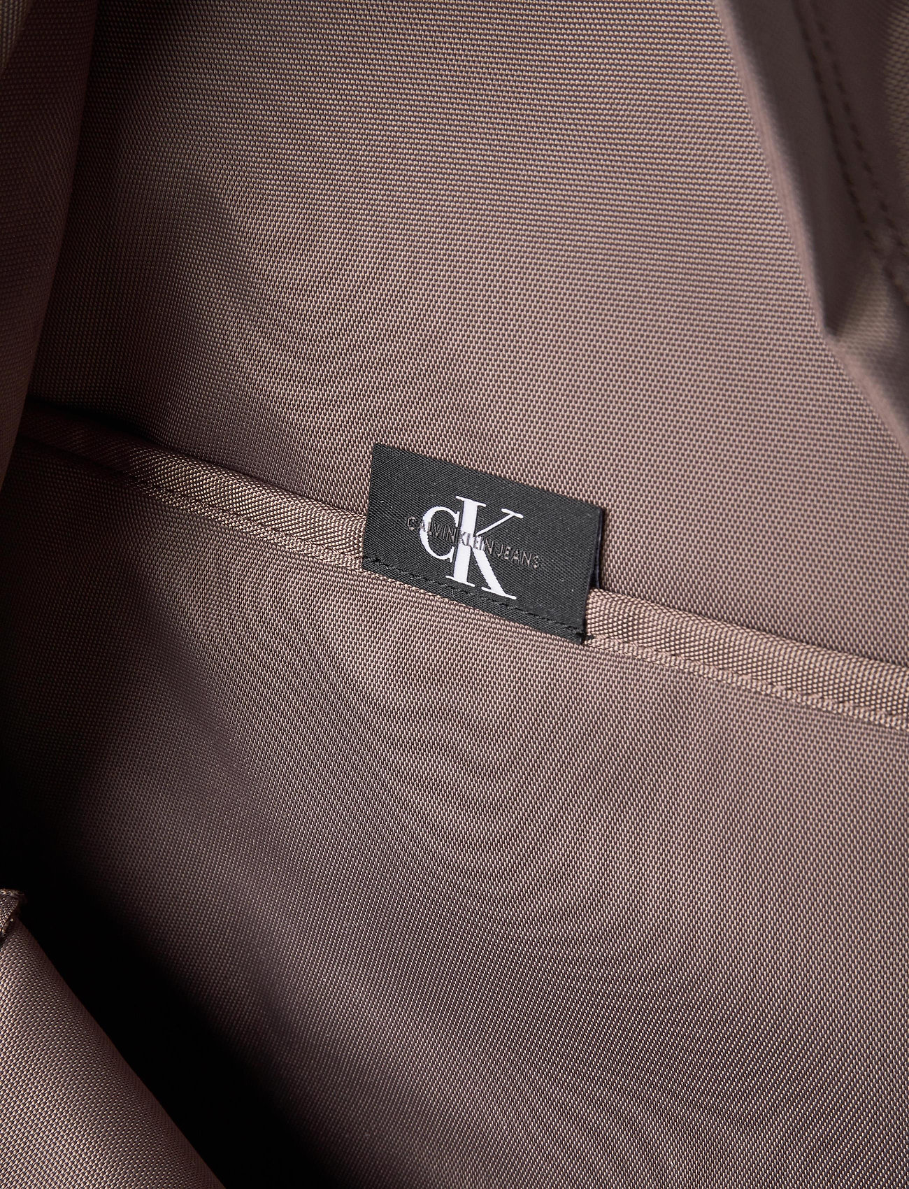 Calvin Klein - ROUND BP 43W/FRONT ZIP - dusty brown - 4