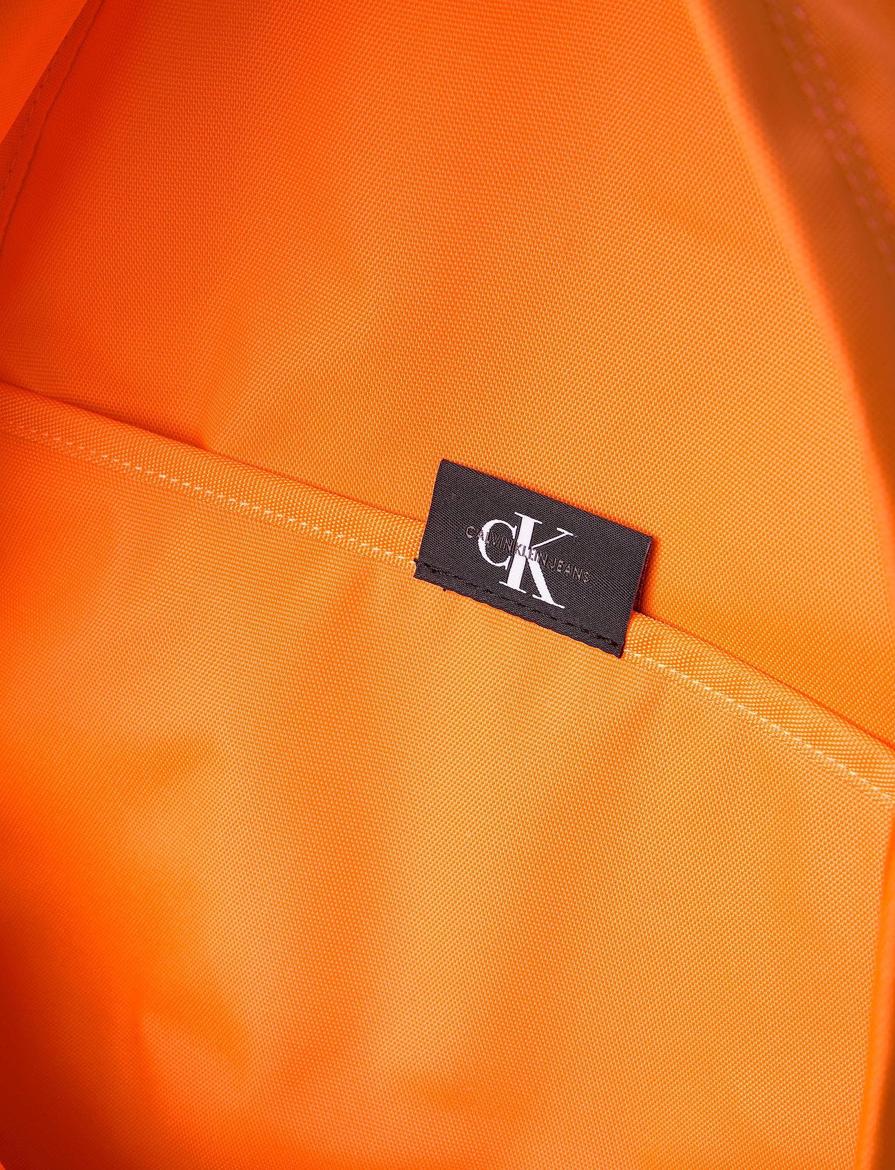 Calvin Klein - ROUND BP 43W/FRONT ZIP - vivid orange - 4