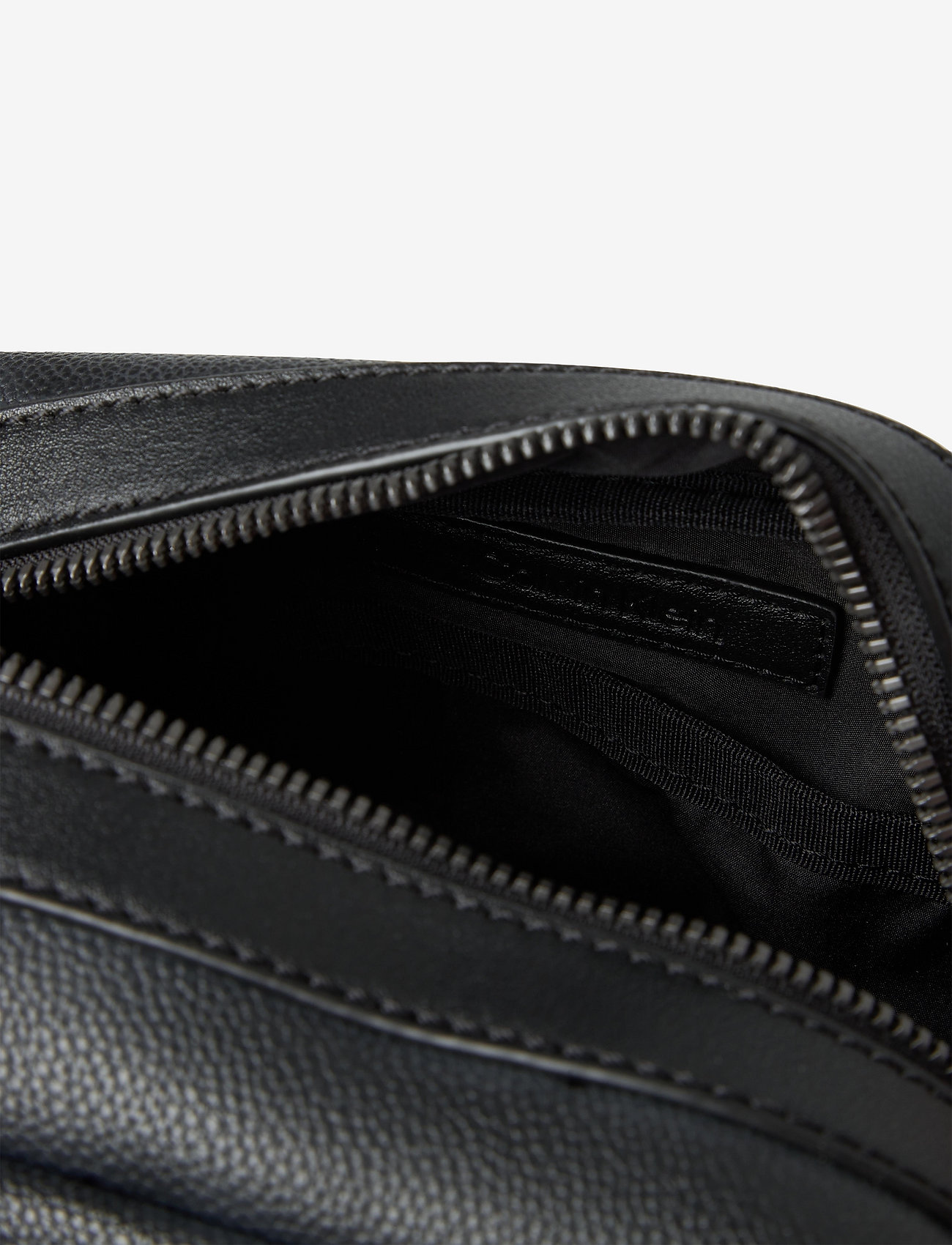 Calvin Klein - WARMTH WASHBAG - ck black - 4
