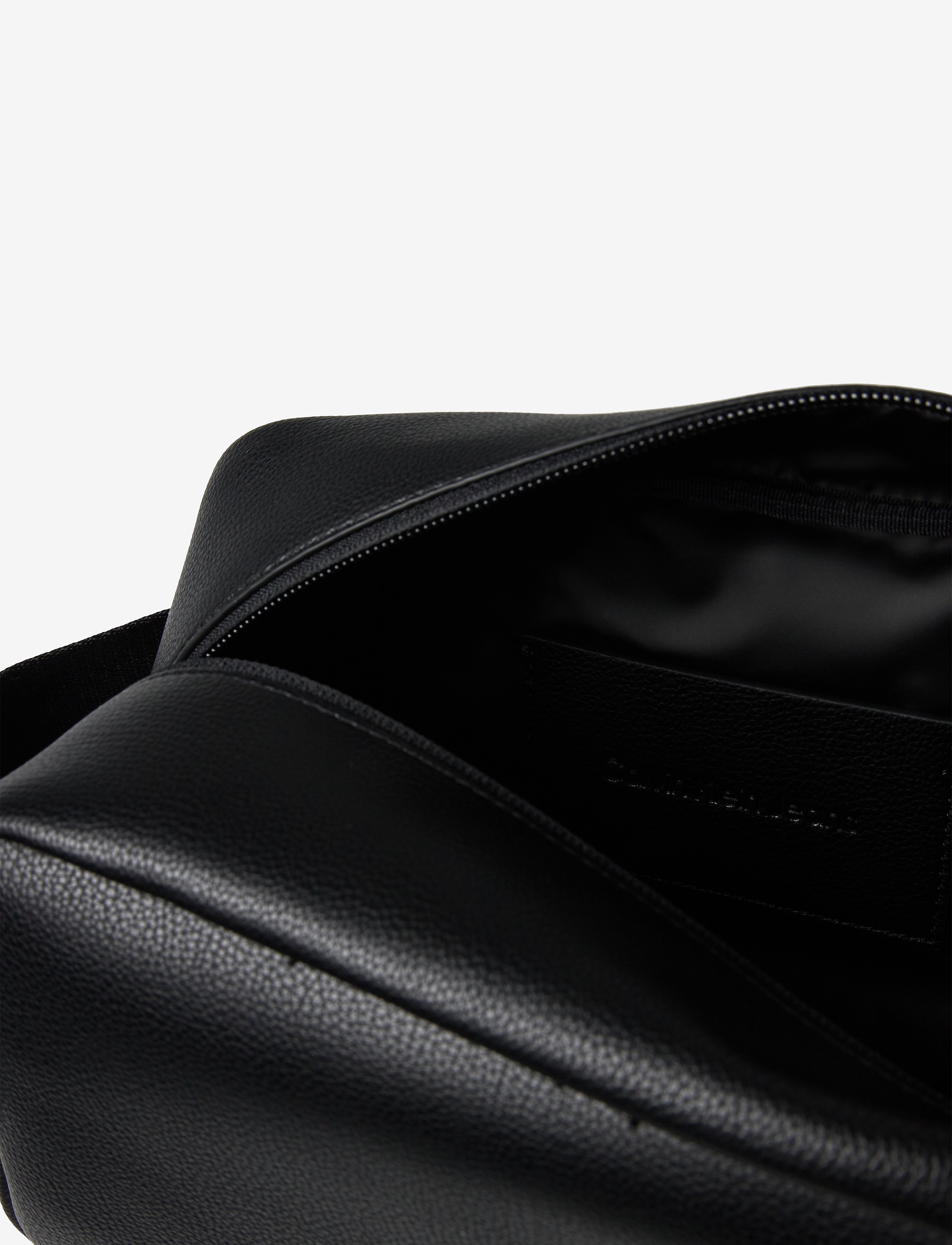 Calvin Klein - LOGO EMBOSS WASHBAG - black - 3