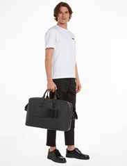 Calvin Klein - MODERN BAR WEEKENDER - laisvalaikio krepšiai - ck black - 6