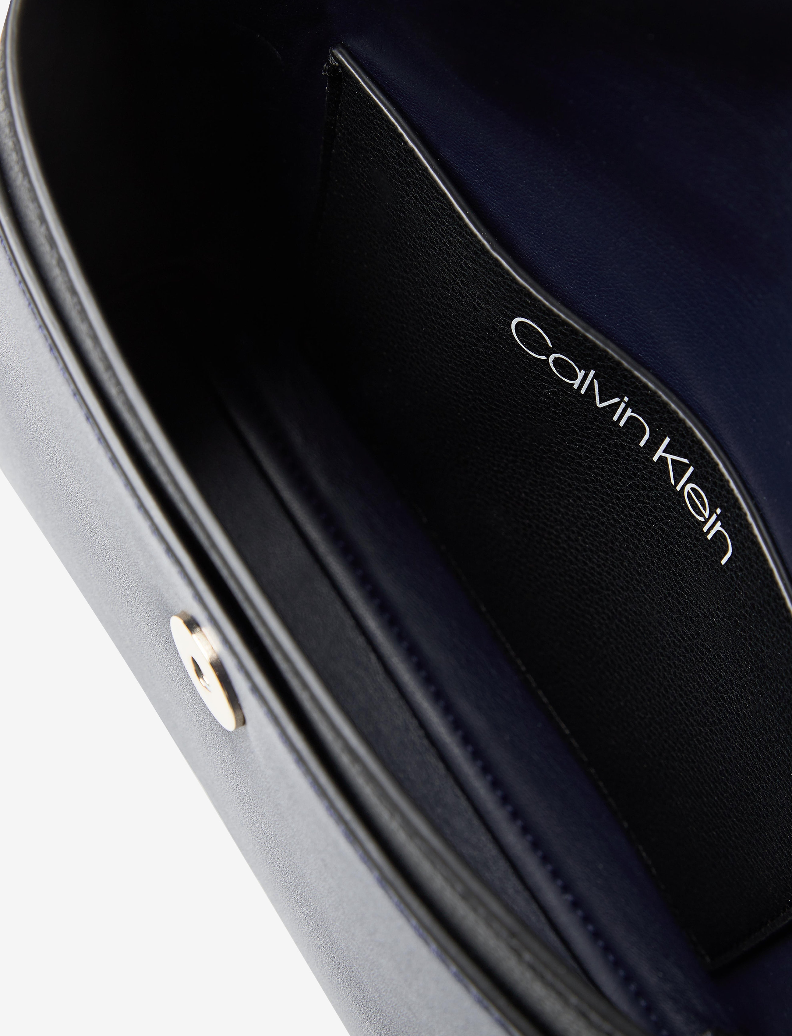 Calvin Klein - HOOP SHOULDER BAG SM - mix black - 4