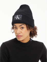 Calvin Klein - MONOLOGO PATCH BEANIE - kepurės - black - 2