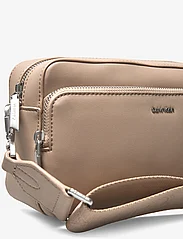 Calvin Klein - CK MUST CAMERA BAG W/PCKT LG - dzimšanas dienas dāvanas - silver mink - 3
