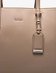 Calvin Klein - CK MUST SHOPPER MD - ietilpīgas somas - silver mink - 3