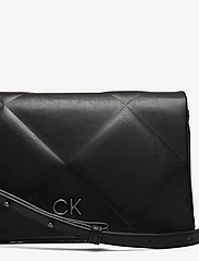 Calvin Klein - RE-LOCK QUILT SHOULDER BAG - festmode zu outlet-preisen - ck black - 3