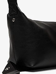 Calvin Klein - ULTRALIGHT SHOULDER BAG22 PU - ballīšu apģērbs par outlet cenām - black - 3
