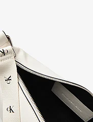 Calvin Klein - ULTRALIGHT SHOULDER BAG22 PU - peoriided outlet-hindadega - ivory - 4