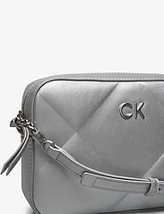 Calvin Klein - RE-LOCK QUILT CAMERA BAG_MET - naisten - silver - 3