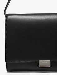 Calvin Klein - ARCHIVE HARDWARE SHOULDER BAG - ballīšu apģērbs par outlet cenām - ck black - 3