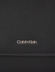 Calvin Klein - CK MUST SHOULDER BAG - ballīšu apģērbs par outlet cenām - ck black - 7