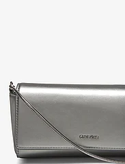 Calvin Klein - CK EVENING CROSSBODY MINI BAG - feestelijke kleding voor outlet-prijzen - silver - 3