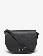 Calvin Klein - CK DAILY SADDLE BAG PEBBLE - ballīšu apģērbs par outlet cenām - ck black - 0