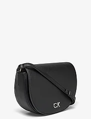 Calvin Klein - CK DAILY SADDLE BAG PEBBLE - feestelijke kleding voor outlet-prijzen - ck black - 2