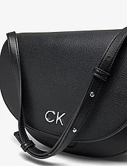 Calvin Klein - CK DAILY SADDLE BAG PEBBLE - ballīšu apģērbs par outlet cenām - ck black - 3