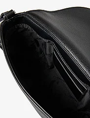 Calvin Klein - CK DAILY SADDLE BAG PEBBLE - ballīšu apģērbs par outlet cenām - ck black - 4