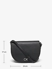 Calvin Klein - CK DAILY SADDLE BAG PEBBLE - juhlamuotia outlet-hintaan - ck black - 5
