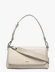 Calvin Klein - CK MUST SHOULDER BAG_EPI MONO - festklær til outlet-priser - stoney beige epi mono - 0