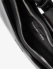 Calvin Klein - OFF DUTY SHOULDERBAG22 - peoriided outlet-hindadega - black - 4