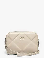 Calvin Klein - QUILT CAMERA BAG - peoriided outlet-hindadega - stoney beige - 0