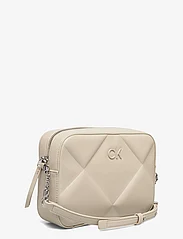 Calvin Klein - QUILT CAMERA BAG - ballīšu apģērbs par outlet cenām - stoney beige - 2