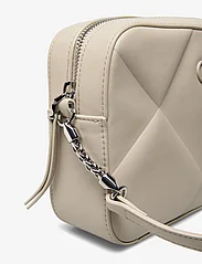 Calvin Klein - QUILT CAMERA BAG - festtøj til outletpriser - stoney beige - 3
